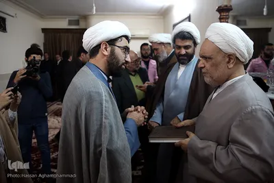 حضور جمعی از جامعه قرآنی در منزل حجت‌الاسلام والمسلمین محمدرضا شهید‌ی‌پور، پیشکسوت قرآنی