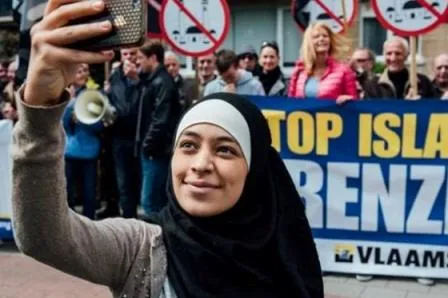 Müsəlman qız islamofob aksiya keçirənlərlə selfi çədki