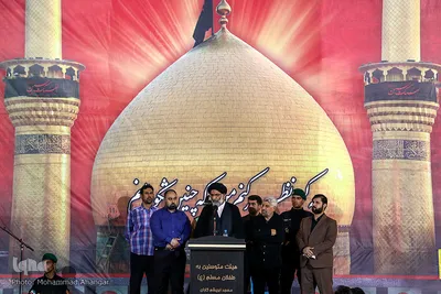 آیین نصب پرچم شب اول محرم در امامزاده عبدالله(ع) شوشتر