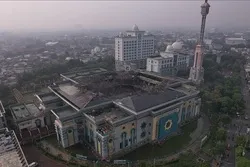Nilamon ng Apoy ang Sentrong Islamiko ng Jakarta na Malaking Moske, Bumagsak ang Simboryo