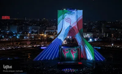 نورافشانی جشن پیروزی انقلاب اسلامی در میدان آزادی
