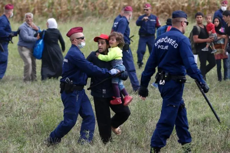 Policías húngaros golpean a los refugiados para… ¡tomar selfies!