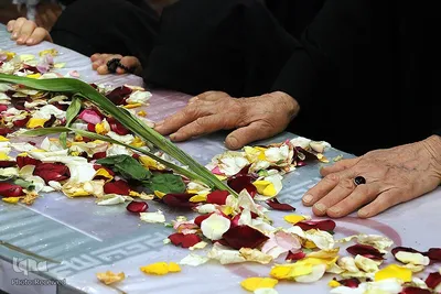 وداع خانواده سردار شهید عبدالله اسکندری با پیکر مطهر سیدالشهداء مدافعین‌حرم استان فارس