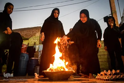 کاروان زائران اربعین حسینی در مسیر پیاده‌روی خود تا کربلا، حرکتشان را از شوشتر آغاز کرده‌اند تا به مرز چذابه برسند. در مسیرشان باید از رودخانه دز بگذرند و اهالی روستای خلیفه حیدر شهرستان شوش در آن سوی رودخانه یک شب میزبان زوار می‌شوند؛ بیش از ده سال است که از اجرای این سنت می‌گذرد.