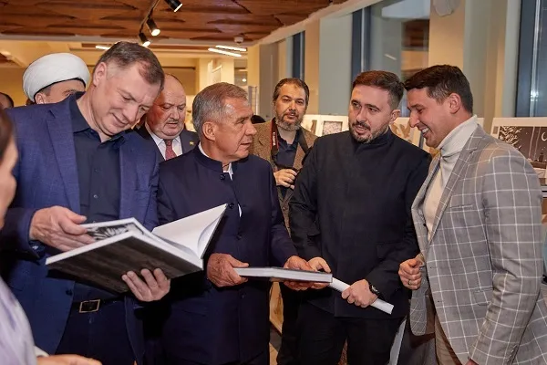 Марат Хуснуллин и Рустам Минниханов ознакомились с выставкой «Московия-Волжская Булгария: на перекрестке путей и судеб»
