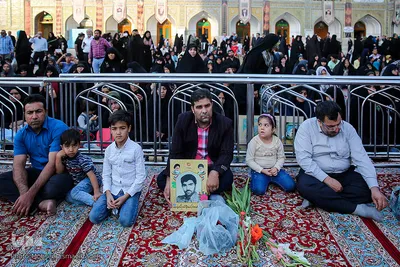 غبارروبی و عطر افشانی گلزار شهدا در حرم امام رضا (ع)
