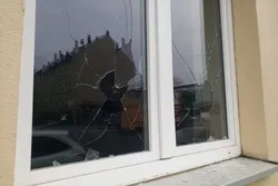 Unbekannte schlagen Fensterscheiben von Moschee ein