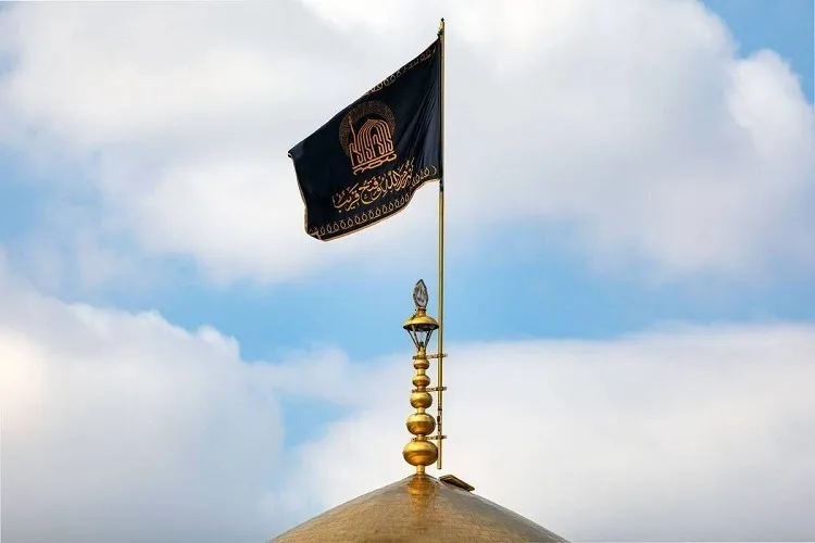 Bendera Nyeusi Yainuliwa Juu ya Kaburi la Imam Ridha (AS) Kuashiria Maombolezo ya Bi Fatima Zahra (SA)
