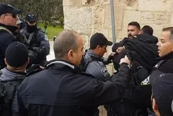 Zionist Regime Forces Attack Worshipers, Reseal al-Aqsa Mosque Gate