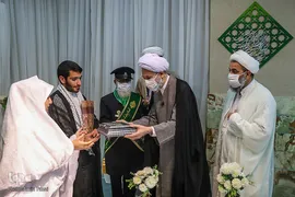 هدیه خادمان حرم شاهچراغ به زوج ها در روز ازدواج