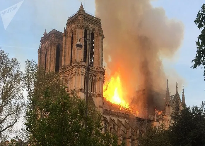 La catedral parisina de Notre Dame arde en llamas