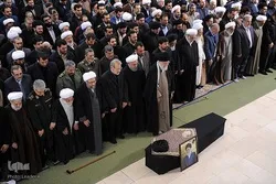 Kiongozi Muadhamu aswalisha Swala ya maiti ya Ayatullah Hashemi Shahroudi