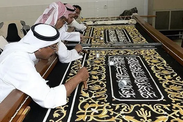 Masu ziyara a  Masallacin Annabi sun shiga cikin sakar labulen dakin Ka'aba