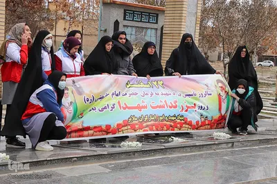 غبارروبی گلزار شهدای ملایر هم‌زمان با روز بزرگداشت شهدا