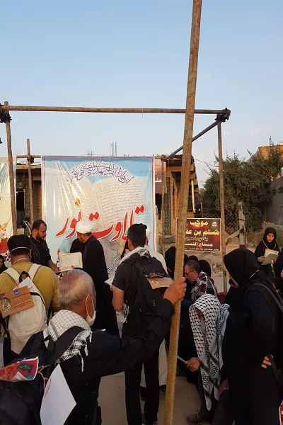 زائران اربعین و همنشینی با یک برگ قرآن