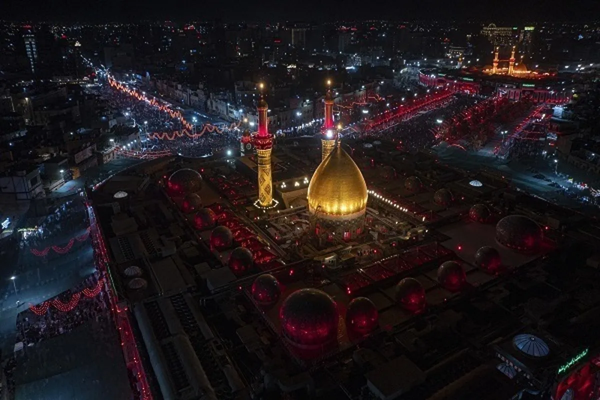 Bendera za Maombolezo ya Ashura Zikiwa zimepandishwa kwenye Haram Takatifu huko  Karbala