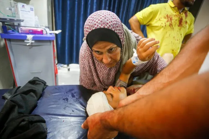 Una médica que perdió a su hijo en la guerra de Gaza sigue salvando la vida de otras personas