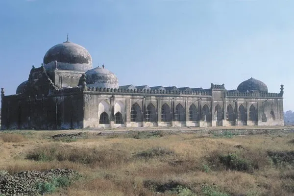 Hindistan'da Babri Camisi'nin yıkılmasıyla ilgili çeşitli suçlardan yargılanan 32 kişi beraat etti