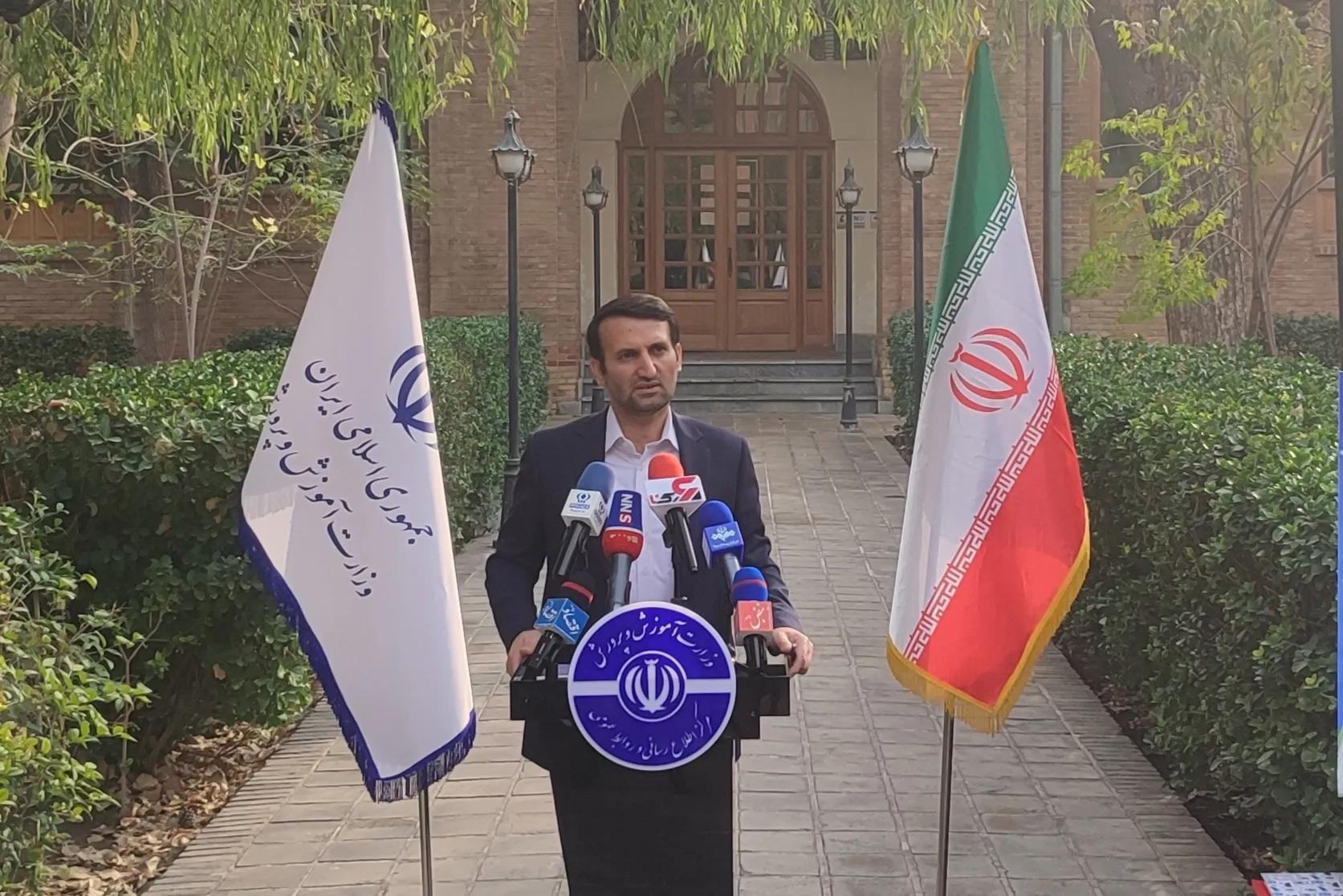 معلم، منابع درسی و مدارس دولتی باید تقویت شوند