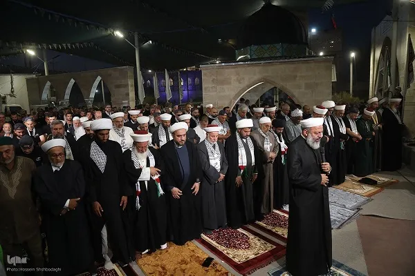 بالفیدیو | إقامة‌ صلاة جماعة موحّدة في موكب 