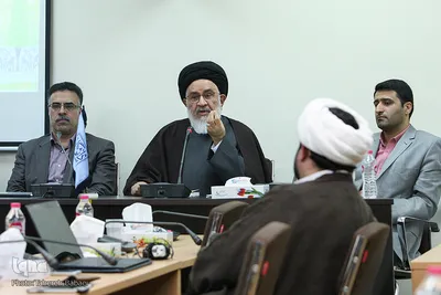 از راست میثم سفید خوش، عضو هیات علمی گروه حکمت و کلام دانشگاه شهید بهشتی، آیت الله سید مصطفی محقق داماد، استاد دانشکده حقوق دانشگاه شهید بهشتی، احمد رضا خضری، رئیس هیات مدیره انجمن ایرانی تاریخ اسلام در نشست همایش مناسبات فلسفه و تمدن در جهان اسلام