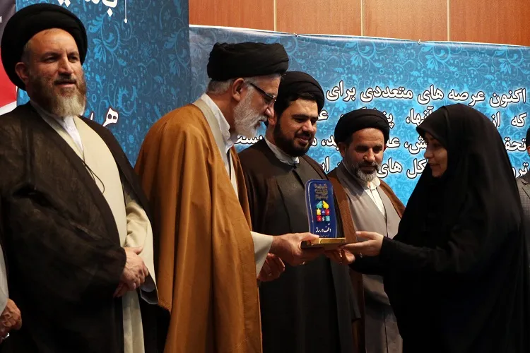 یاوران وقف و فعالان قرآنی فارس تجلیل شدند/ تقدیر از ایكنا