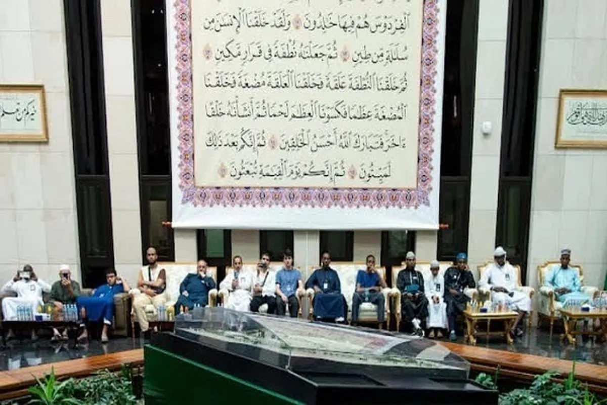 Washiriki wa Mashindano ya Qur'ani  Saudia watembelea Kiwanda cha Kuchapisha Qur’ani Madina