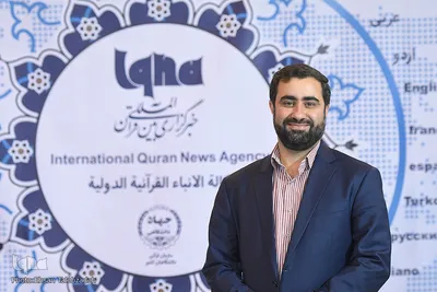 حسن اشتری در غرفه ایکنا در یازدهمین روز از برگزاری بیست و هفتمین نمایشگاه بین المللی قرآن کریم