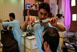 طالبان حکومت میں افغان شہری فیشن سے خوفزدہ، حجاموں کی آمدنی کم ہونے لگی