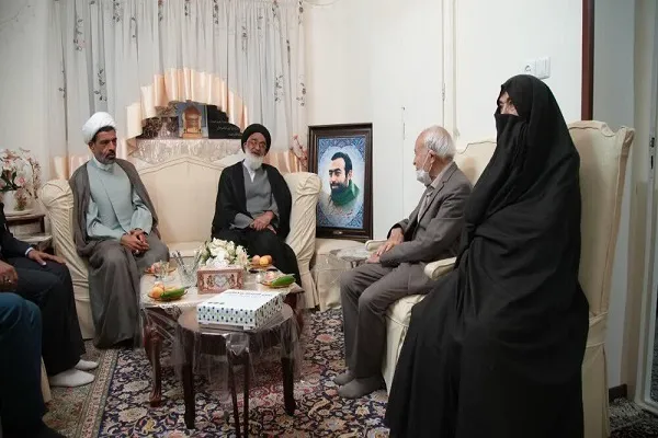 دیدار آیت‌الله سعیدی با خانواده دو شهید دفاع مقدس استان قم