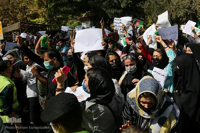 تجمع افغانستانی‌های مقیم مشهد در مقابل کنسولگری پاکستان
