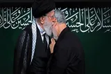 عبای نماز شب «مقام معظم رهبری» به شهید سپهبد سلیمانی رسید
