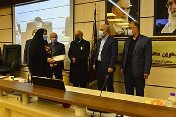 تجلیل از خیران حامی زندانیان نیازمند شیراز / زمینه اشتغالزایی را فراهم كنیم