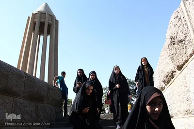 بازدید شرکت کنندگان مسابقات قرآن دانش آموزی از آرامگاه بوعلی سینا
