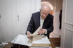 بالصور...خطاط إیراني یروي قصة خطّه لثالث مصحف کتبه