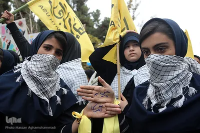 راهپیمایی یوم الله ۱۳آبان در مقابل لانه جاسوسی آمریکا