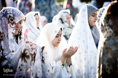 اقامه نماز عیدسعید فطر در امام زادگان پنج تن(ع) لویزان