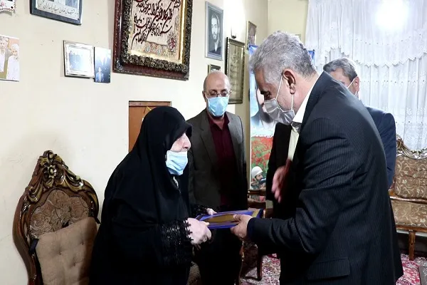 دیدار استاندار گیلان با خانواده شهیدان نهی‌قناد در رشت
