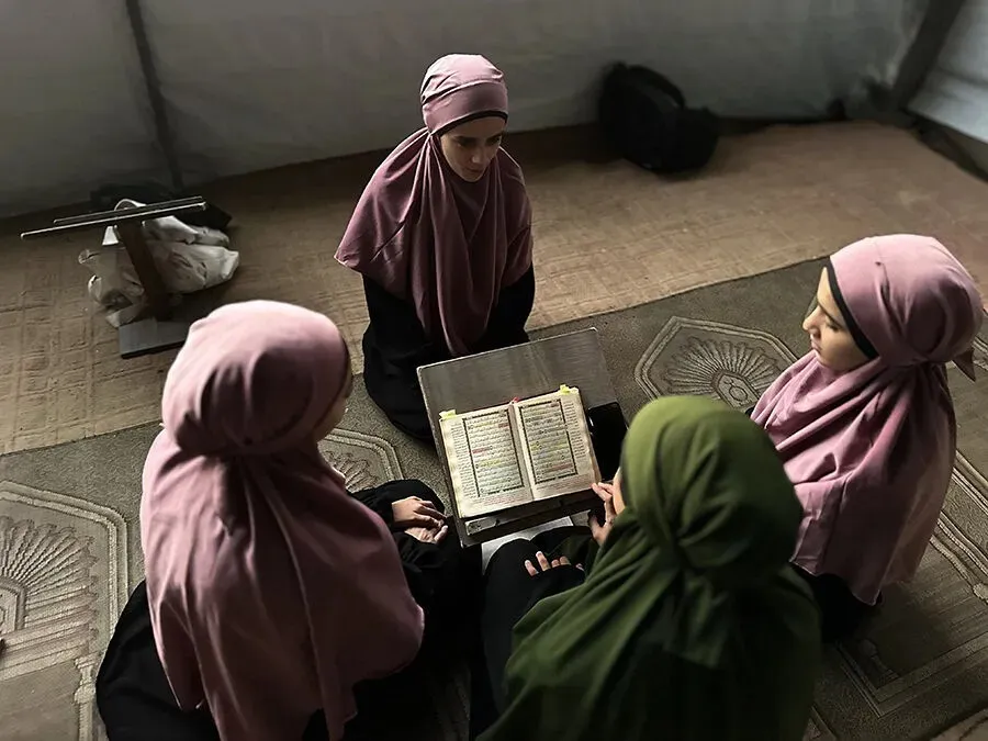 Üç kız kardeş Gazze’de savaş ortasında Kur’an-ı Kerim’i ezberlediler