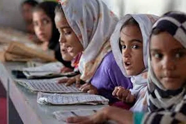 Pakistan Pencap okulları için 70.000 Kur’an öğretmenini işe aldı