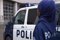 Məhkəmə müsəlman qadın polisin hicabla işə çıxmasına qərar verdi