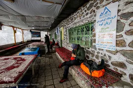پناهگاه‌هایی در مسیر برای استراحت و تجدید قوای کوه‌نوردان وجود دارد