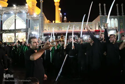 ⁨دسته‌ی عزاداری «مشق شمشیر» در قم⁩