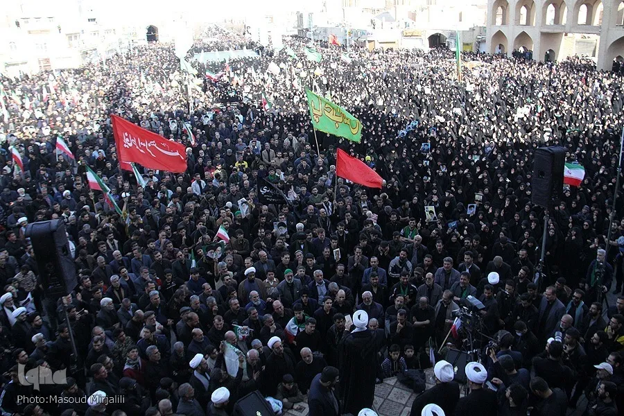 تقرير مصور | وقفات شعبية في أنحاء إیران حداداً على إستشهاد قائد الثورة الاسلامية