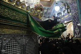  سیاه پوش کردن ضریح مطهر کریمه اهل بیت(س)