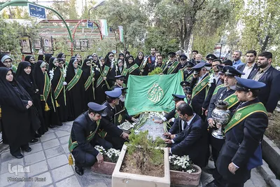 گلباران قبور شهداي دفاع مقدس توسط خادمان حرم شاهچراغ(ع) شيراز