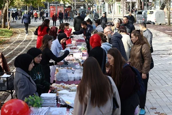 المشيخة الإسلامية في ألبانيا تشعل روح التضامن مع غزة من خلال معرض خيري