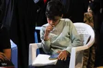 استمرار آموزش در پساجنگ؛ برگزاری کلاس‌های رفع اشکال در حاشیه تجمعات مردمی