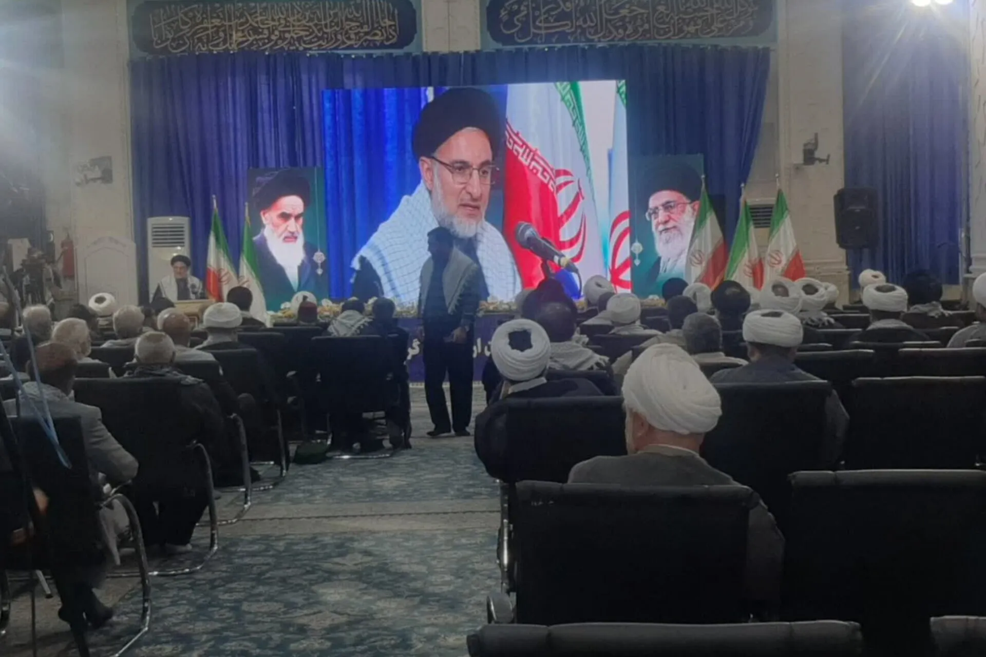 نصب پرچم ایران در کنار پرچم اباعبدالله(ع) در هیئت‌های مذهبی