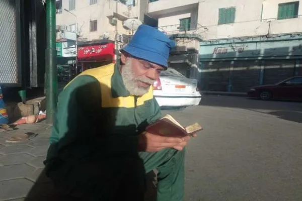 Boş zamanlarını Kur’an okuyarak geçiren Mısırlı temizlik görevlileri